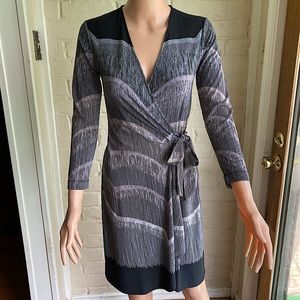 BCBG MaxAzria beautiful black and tan grey Mauve design wrap dress size